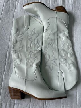 White Western Cowboy Bootsl